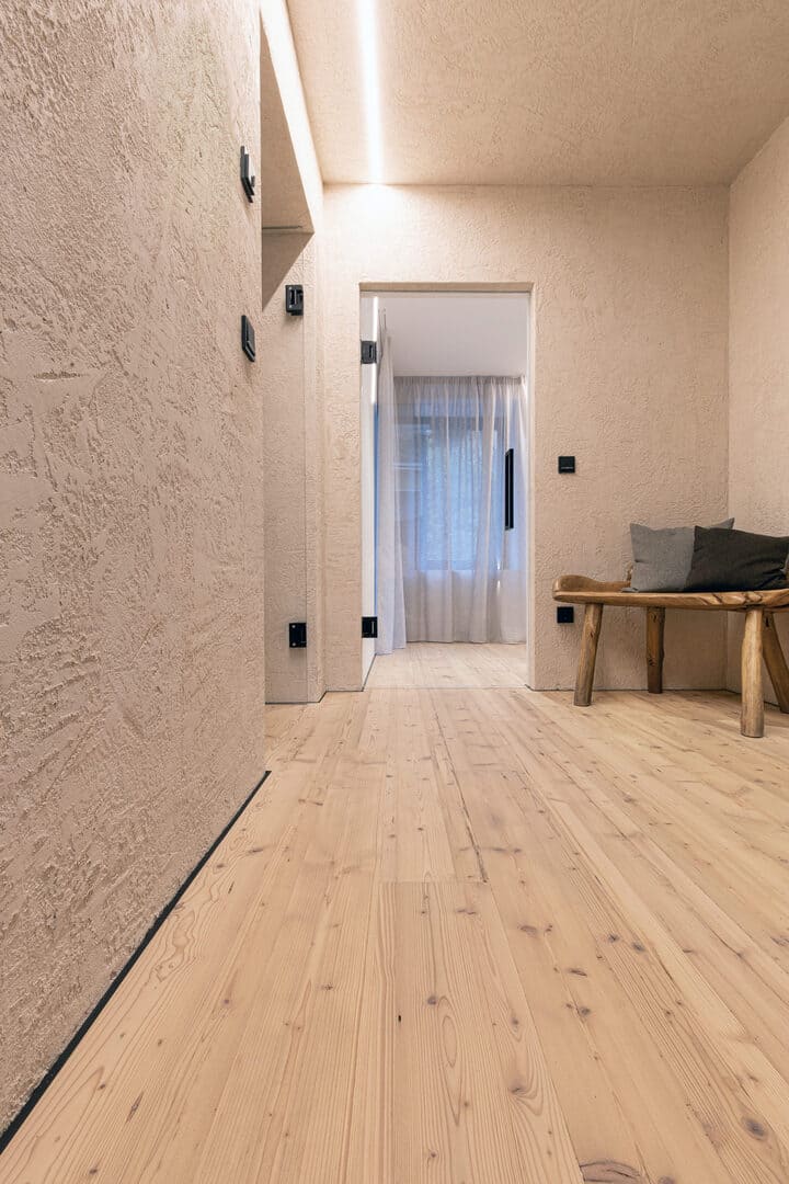 Микроплинтус алюминиевый Decaro M15A Brass Brush Латунный браш 2000×6×15 фото в интерьере